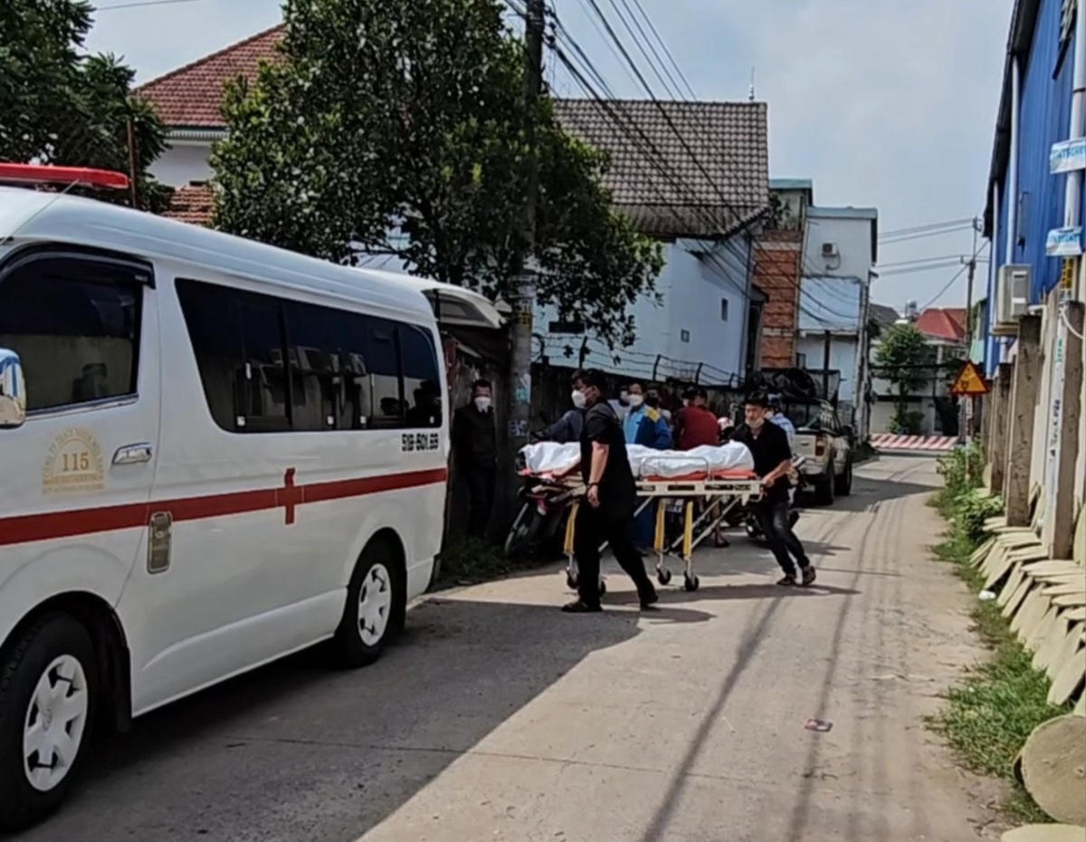 Thi thể ông Hải được đi khám nghiệm tử thi - Ảnh: CA