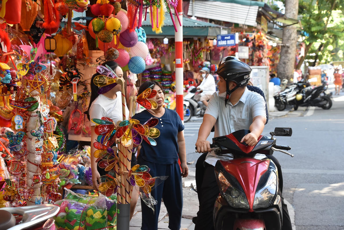 Bên cạnh đó, dù còn hơn 1 tháng nữa mới đến Tết Trung thu nhưng nhiều tiểu thương đã bày bán rất nhiều lồng đèn, đồ chơi Trung thu cho trẻ em.