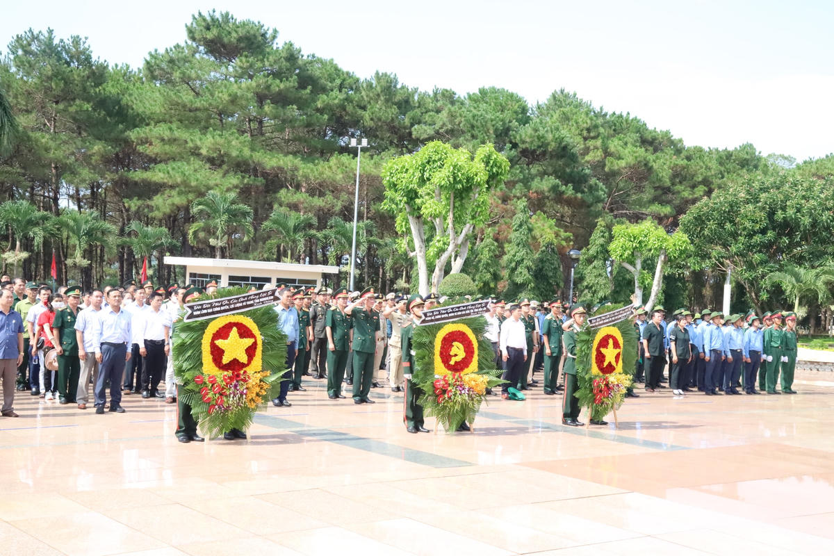 Toàn cảnh Lễ truy điệu.