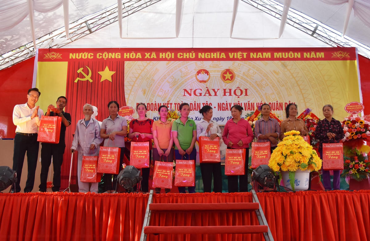 Lãnh đạo tỉnh Hưng Yên trao quà cho các hộ gia đình khó khăn trên địa bàn khu dân cư Mão Xuyên.