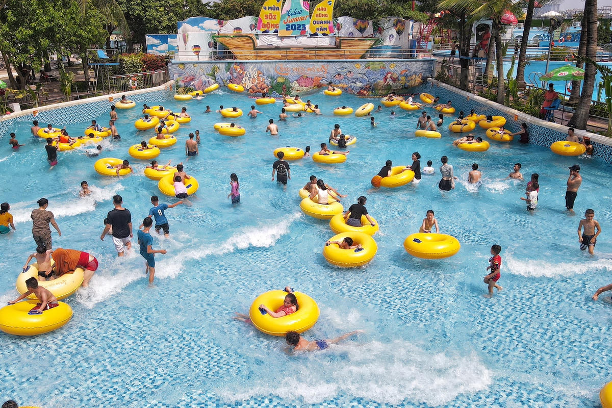 Theo ghi nhận của PV Báo Đại Đoàn Kết Online chiều 3/6 rất đông người dân đã đổ về công viên nước Hồ Tây để giải nhiệt. Đa số đến đây là những bạn trẻ, những gia đình có con nhỏ.