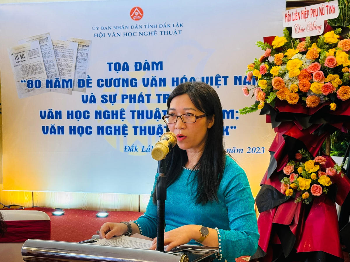Bà Võ Thị Phượng, Trưởng phòng Quản lý văn hóa, Sở Văn hóa - Thể thao và Du Lịch Đắk Lắk phát biểu tham luận.