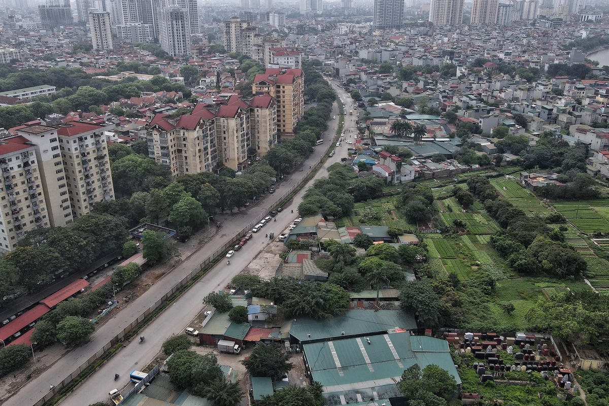 Mới đây, UBND phường Định Công đã có báo cáo gửi UBND quận Hoàng Mai (Hà Nội) về việc đơn vị thi công dựng hàng rào bê tông ở công trường đường Vành đai 2,5 (đoạn Đầm Hồng đến QL1A) gây cản trở việc lưu thông, đi lại của người dân.