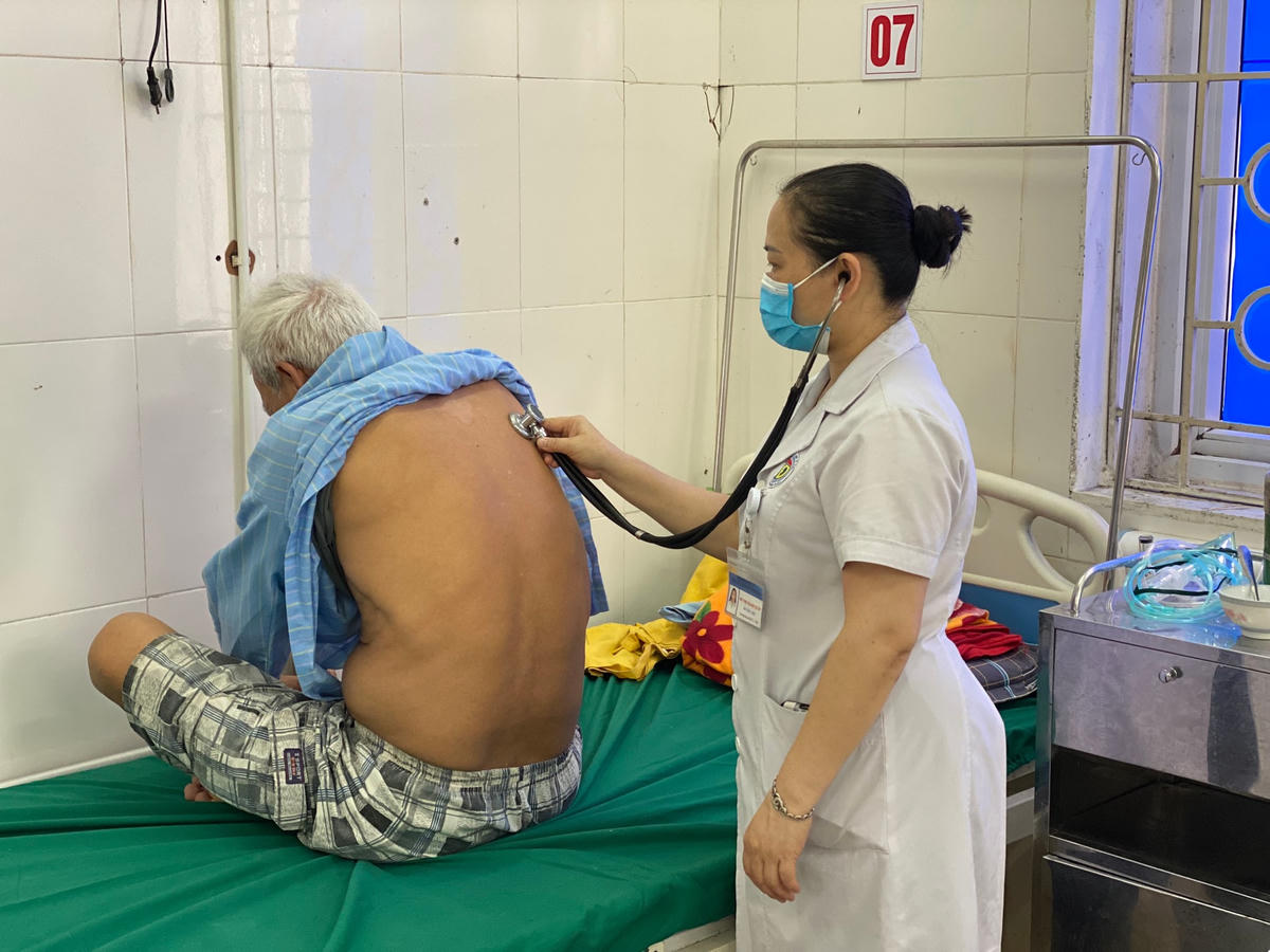 Thăm khám bệnh nhân sau khi điều trị thành công tình trạng sốc phản vệ do tự ý sử dụng kháng sinh. Ảnh: BVCC.