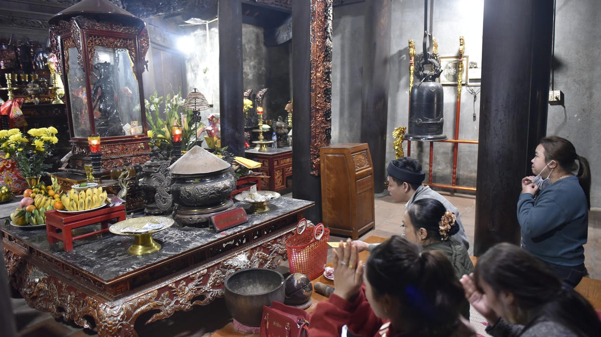 Trong tiềm thức của ngư dân TP Sầm Sơn, ngôi đền Độc Cước có giá trị tinh thần vô cùng to lớn, vì vậy, vào mỗi dịp đầu năm, họ thường đến đền cầu yên bình và cầu cho những chuyến ra khơi thuận lợi, đánh bắt nhiều tôm cá.