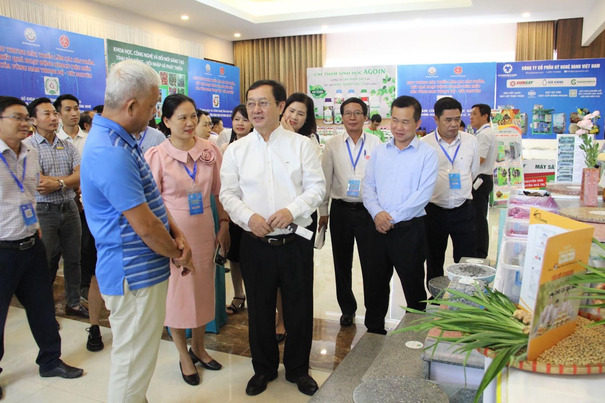 Bộ trưởng Bộ KH&CN Huỳnh Thành Đạt và các đại biểu tham quan triển lãm gian hàng trưng bày sản phẩm khoa học, công nghệ.