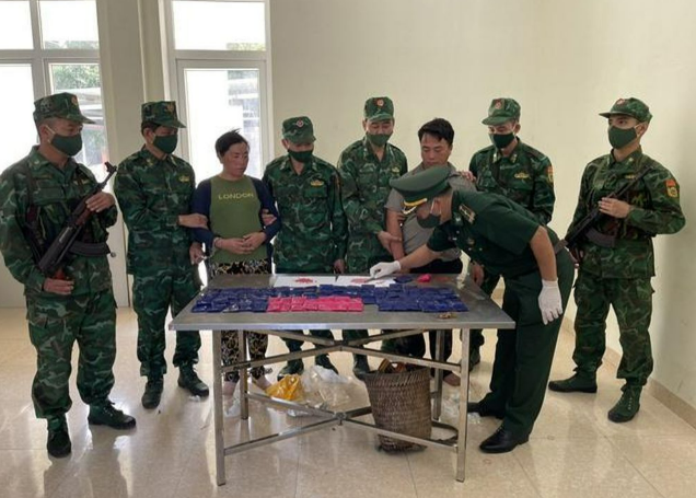 Hai đối tượng bị bắt giữ cùng tàng vật. Ảnh: Bộ đội Biên phòng Thanh Hóa
