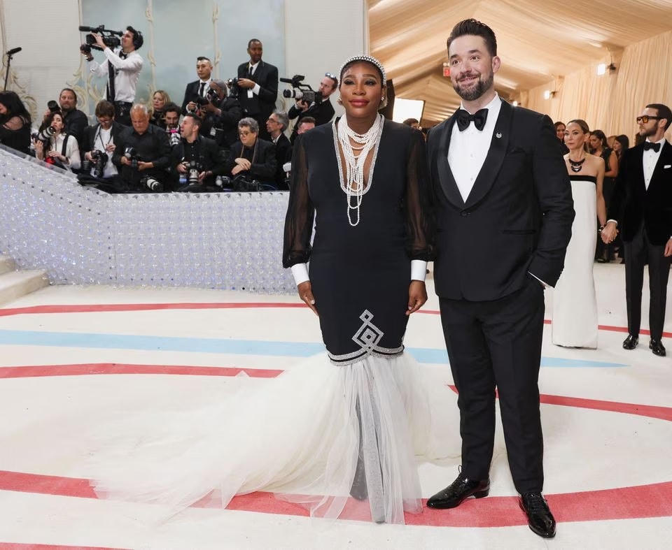 Ngôi sao quần vợt Serena Williams cùng chồng Alexis Ohanian tại Met Gala 2023.
