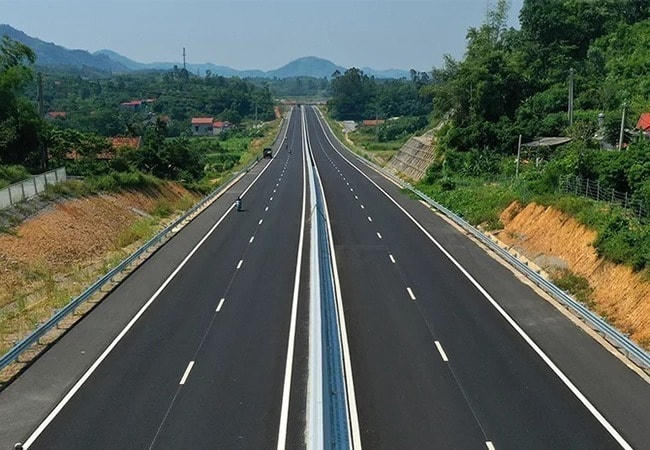 Chính phủ đề nghị tổ chức thực hiện công tác bồi thường, hỗ trợ, tái định cư phấn đấu bàn giao 70% diện tích mặt bằng của các gói thầu xây lắp khởi công trước ngày 30/6/2023. Ảnh minh họa.
