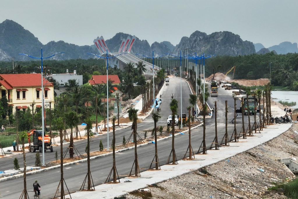Nhà thầu dọn dẹp, vệ sinh công trường để thi công hạng mục cuối cùng, sơn kẻ vạch đường, chính thức đưa đường dẫn cầu Bến Rừng vào khai thác giữa tháng 7/2024. Ảnh: QMG