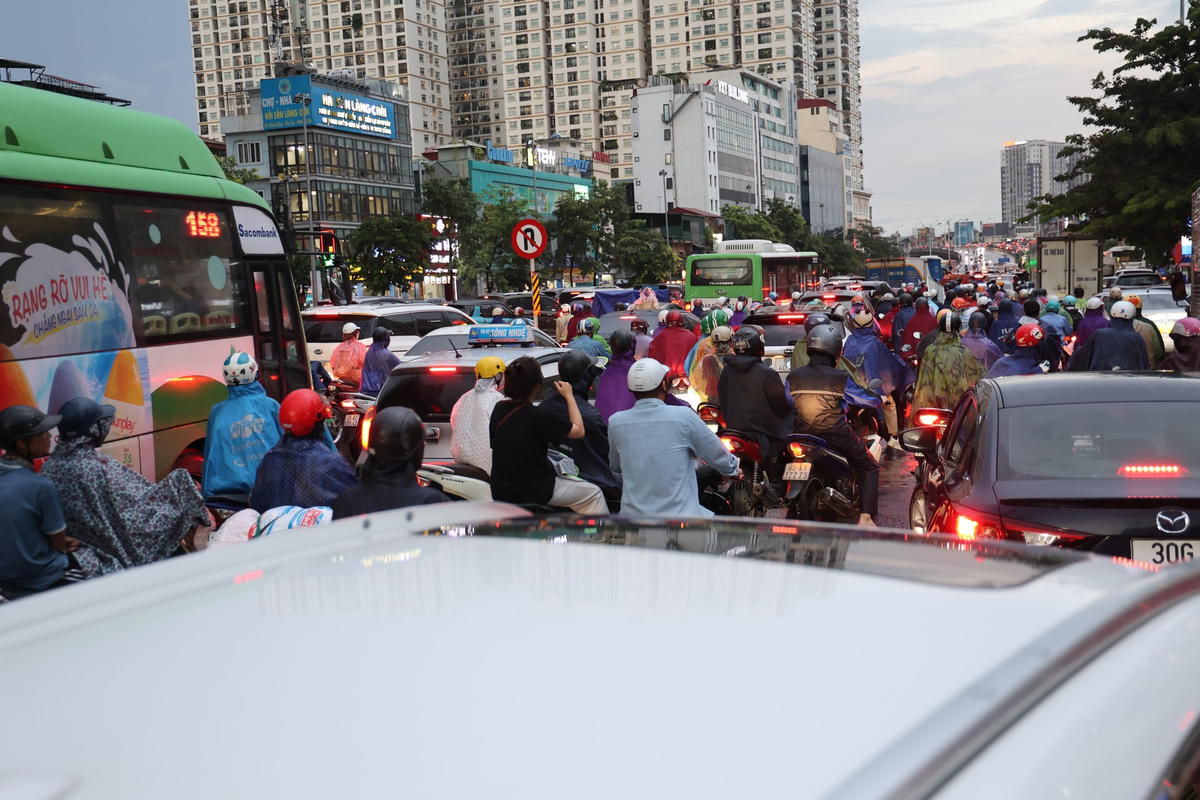 Tại tuyến đường Minh Khai lối lên cầu Vĩnh Tuy giao thông ùn tắc nghiêm trọng.