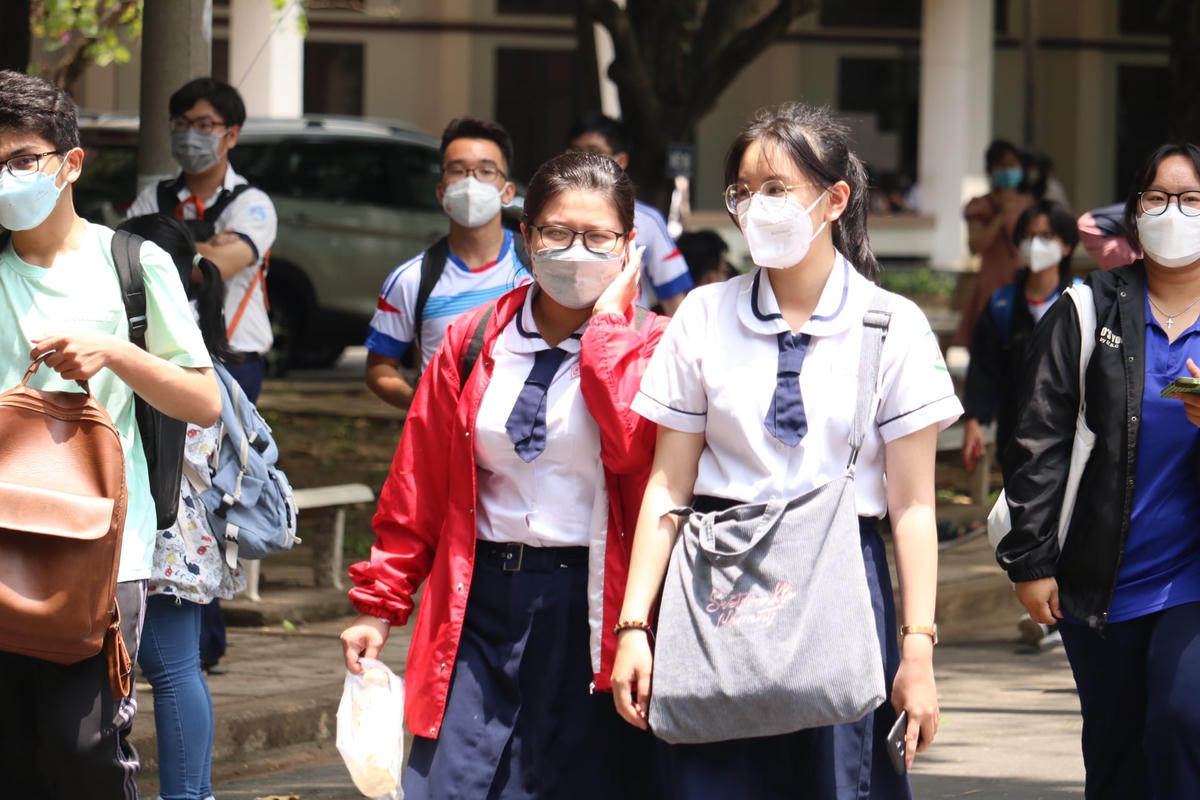 Nhiều tân sinh viên đang gặp khó vì học phí đại học tăng.