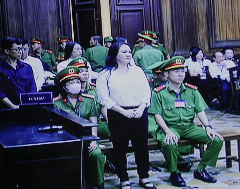 Bị cáo Nguyễn Phương Hằng trả lời HĐXX về các thông tin thẩm tra lý lịch tư pháp. (Ảnh chụp màn hình).