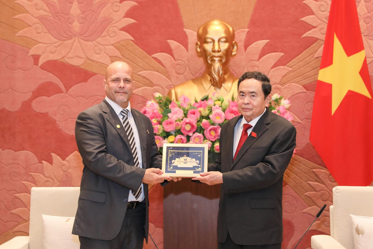 Phó Chủ tịch Thường trực Quốc hội Trần Thanh Mẫn trao quà lưu niệm tặng Chủ tịch Ủy ban Bảo vệ Cách mạng Cuba Gerardo Hermandez Nordelo.