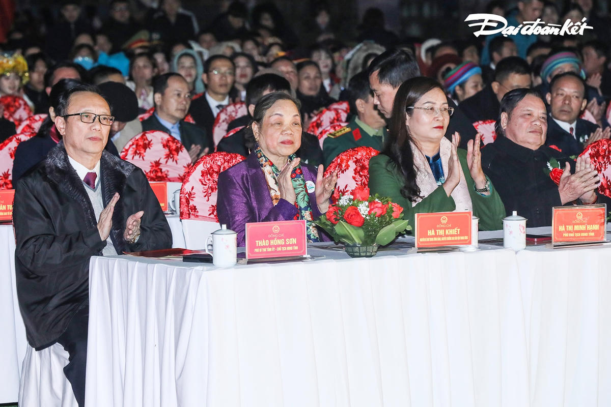Nguyên Bí thư Trung ương Đảng, nguyên Trưởng Ban Dân vận Trung ương Hà Thị Khiết và các đại biểu tham dự buổi lễ.