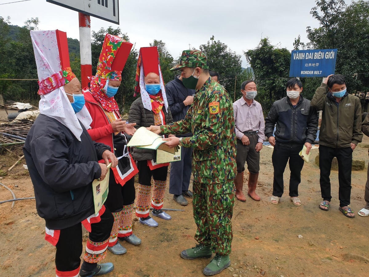 Cán bộ, chiến sĩ Đồn Biên phòng Quảng Đức tuyên truyền cho nhân dân về các chủ trương, đường lối của Đảng, chính sách và pháp luật của Nhà nước.