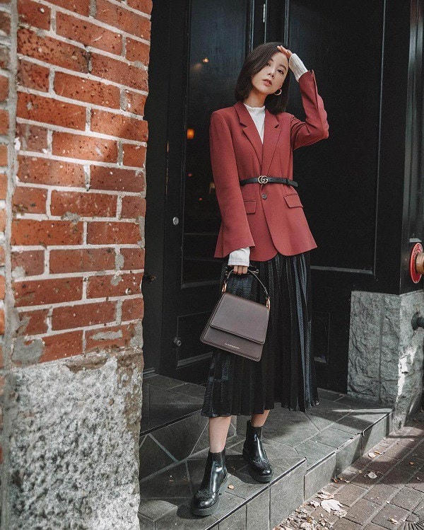 Áo blazer chân váy xếp ly là cặp đôi "thần thánh" mà ai mặc lên cũng sẽ đẹp.