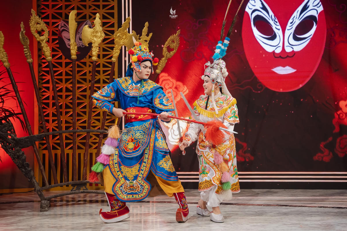 Khoảnh khắc thăng hoa ấy càng được đắp bồi thêm khi bên cạnh cô có người bạn diễn ăn ý cũng chính là người bạn đời của cô- nghệ sĩ Mạnh Linh. 