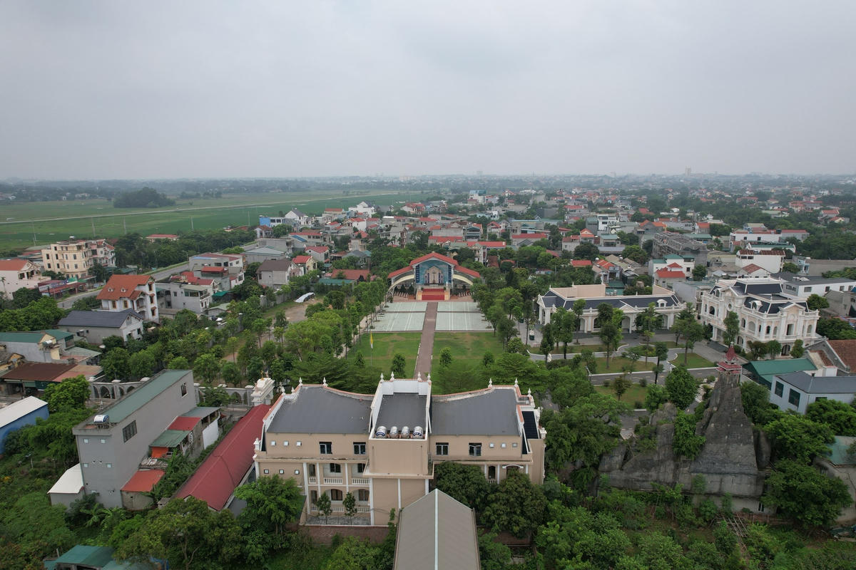 Những ngôi nhà khang trang ở thôn Nỗ Lực.