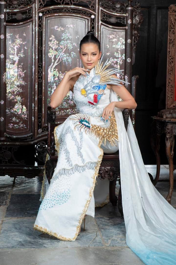 Cô xuất sắc đăng quang Hoa hậu Hoàn vũ Việt Nam ở độ tuổi 28. Ảnh: FBNV. 