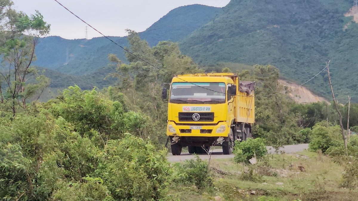 Chiếc xe tải gắn biển tên LOGISTICS KY ANH mang BKS 36C-128.82 khi đã "no đất" di chuyển ra khỏi mỏ.
