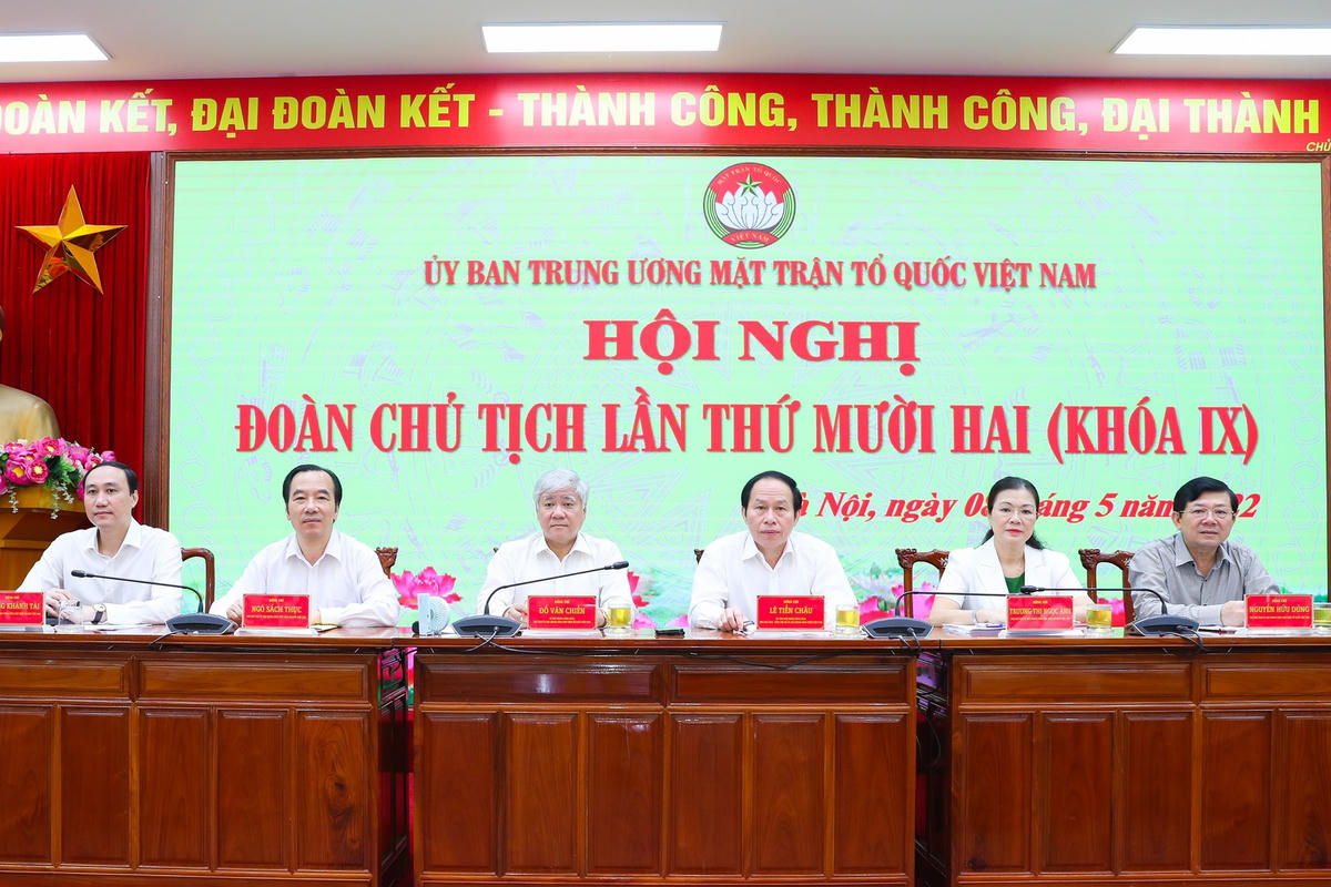 Chủ tịch Đỗ Văn Chiến và các vị trong Ban Thường trực chủ trì Hội nghị.