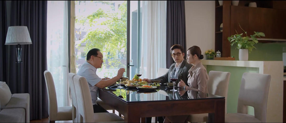 Duy dẫn Trang về nhà ra mắt. Ảnh: CMH. 