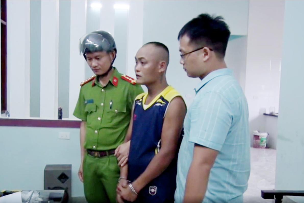 Lực lượng chức năng khám xét nhà riêng đối tượng Trần Văn Thanh.