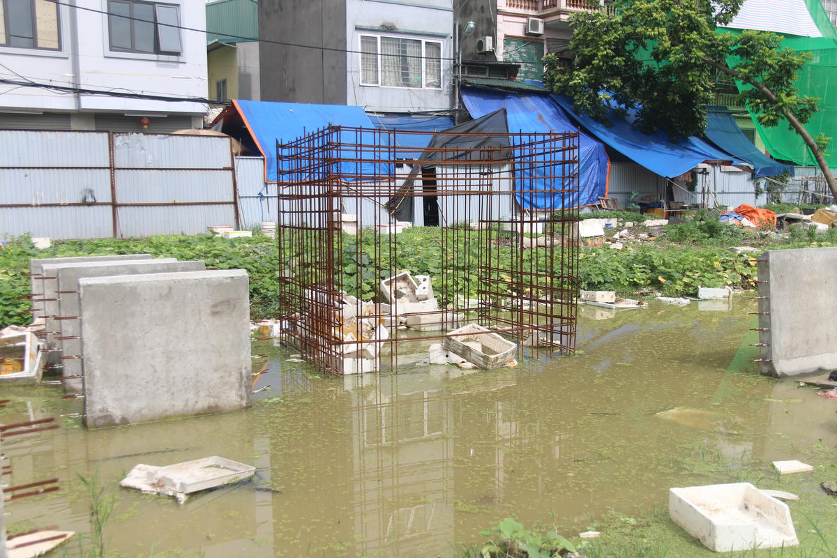 Trong những ngày mưa, nơi đây trở thành một cái mương lớn đầy chất bẩn dân sinh và bèo nổi. Người dân mong muốn tuyến đường có thể sớm hoàn thiện đi vào sử dụng, tiết kiệm rất nhiều thời gian đi lại.