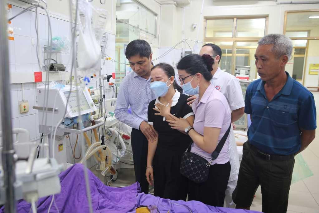 Phó Chủ tịch Thường trực UBND tỉnh Quảng Ninh Vũ Văn Diện đã tới thăm hỏi nạn nhân ngành điện bị tai nạn trong quá trình khắc phục sự cố điện lưới ở Quảng Ninh.