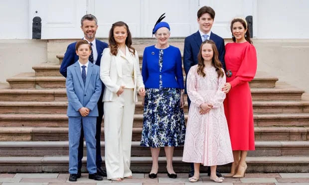 Nữ hoàng Margrethe II (giữa) cùng Thái tử Frederik, Công nương Mary và các con của họ: Vincent, Isabella, Josephine và Christian tại Fredensborg.