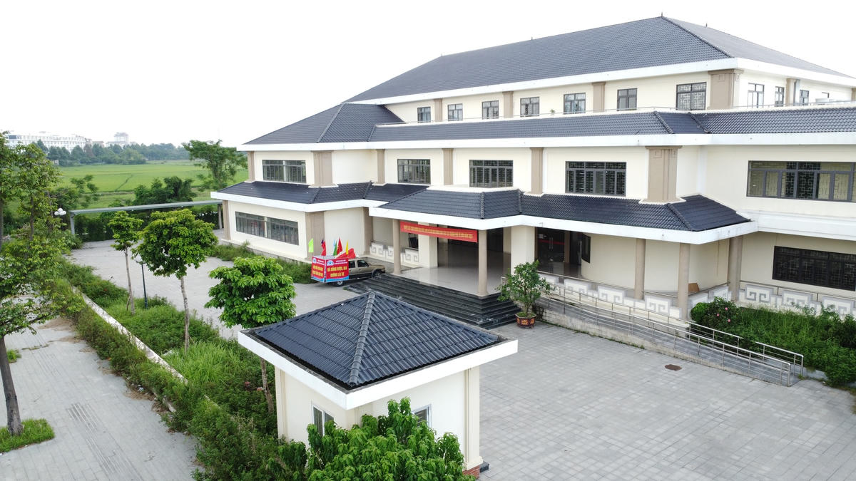 Tòa nhà Thư viện thành phố Từ Sơn cao 3 tầng, diện tích xây dựng khoảng 1.775 m2, có 2 cầu thang bộ kết hợp với hệ thống sảnh, hành lang các tầng.