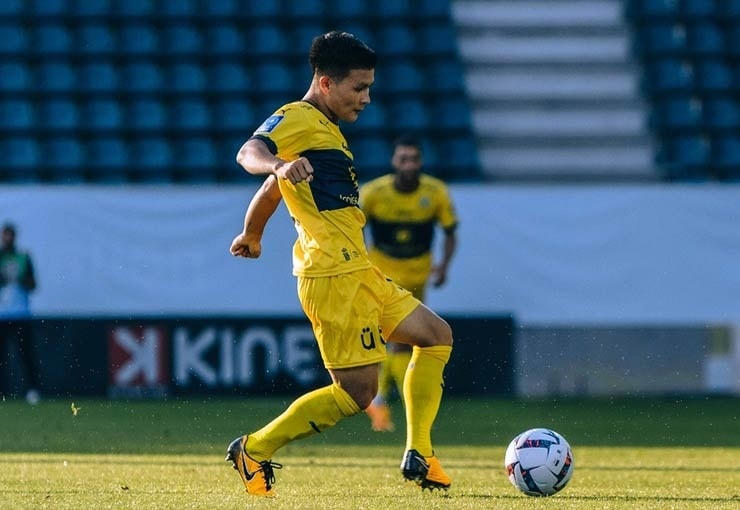 Quãng thời gian thi đấu ở Pau FC khiến Quang Hải tụt mạnh giá trị (Ảnh: Pau FC).