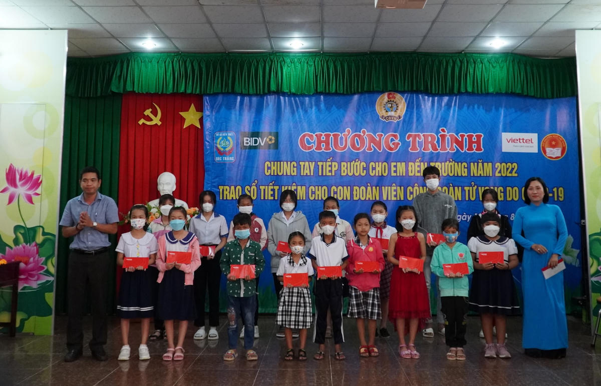 Liên đoàn lao động tỉnh Sóc Trăng trao học bổng cho các em học sinh nghèo đạt thành tích tốt trong học tập và rèn luyện.