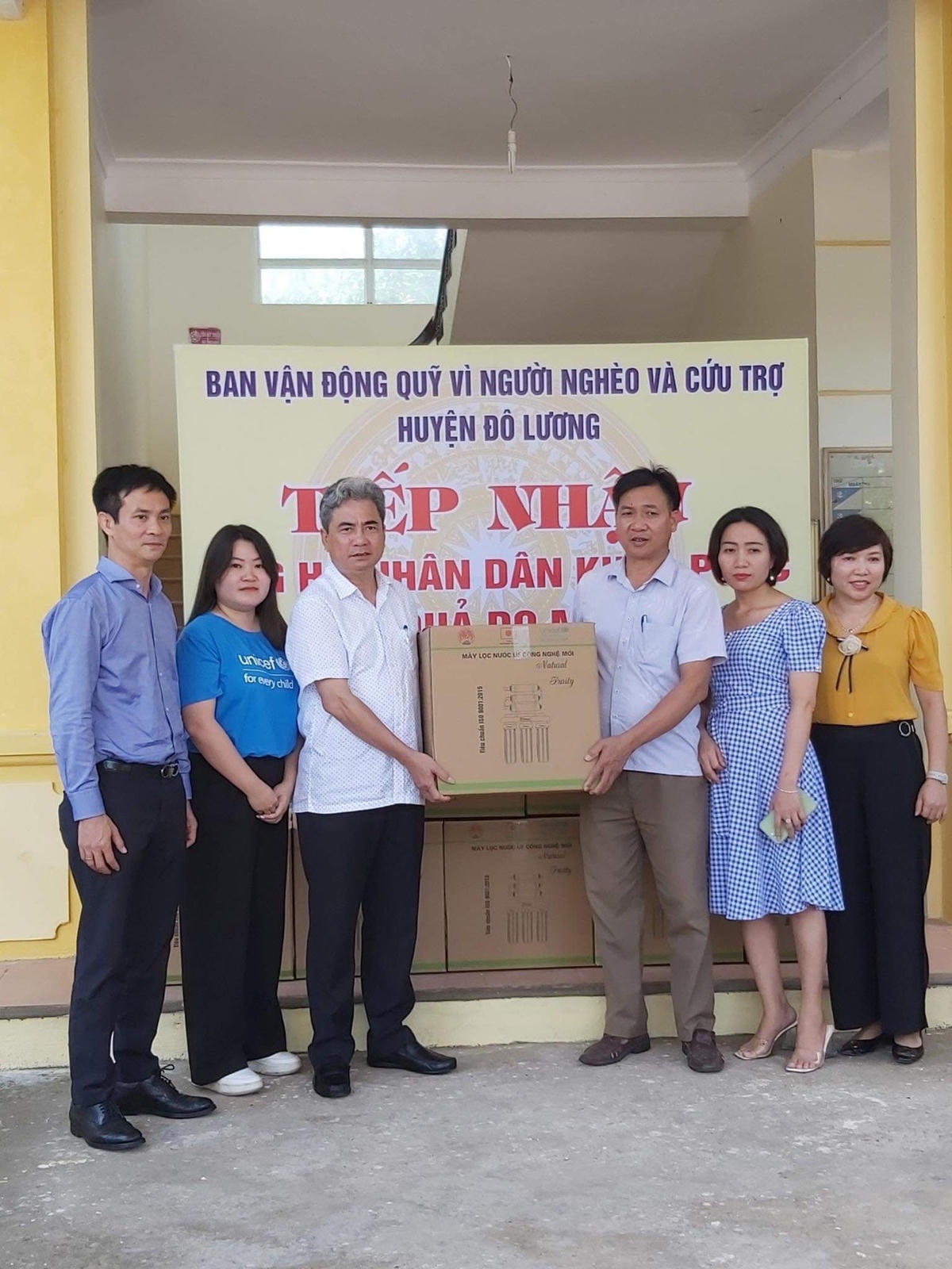 Đoàn công tác của Tổng cục PCTT trao quà tại huyện Đô Lương, Nghệ An.