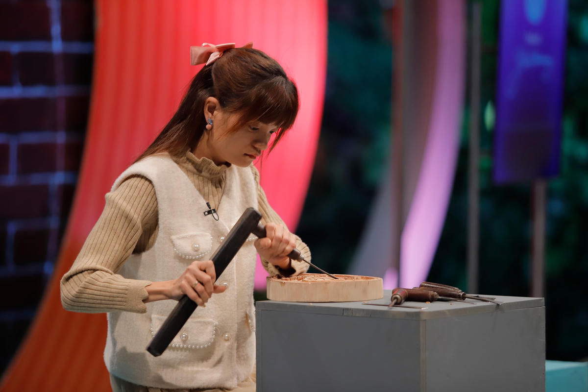 Hành trình trở thành nghệ nhân điêu khắc gỗ mỹ nghệ của Liên khiến khán giả "Trạm yêu thương" vô cùng ngưỡng mộ. 