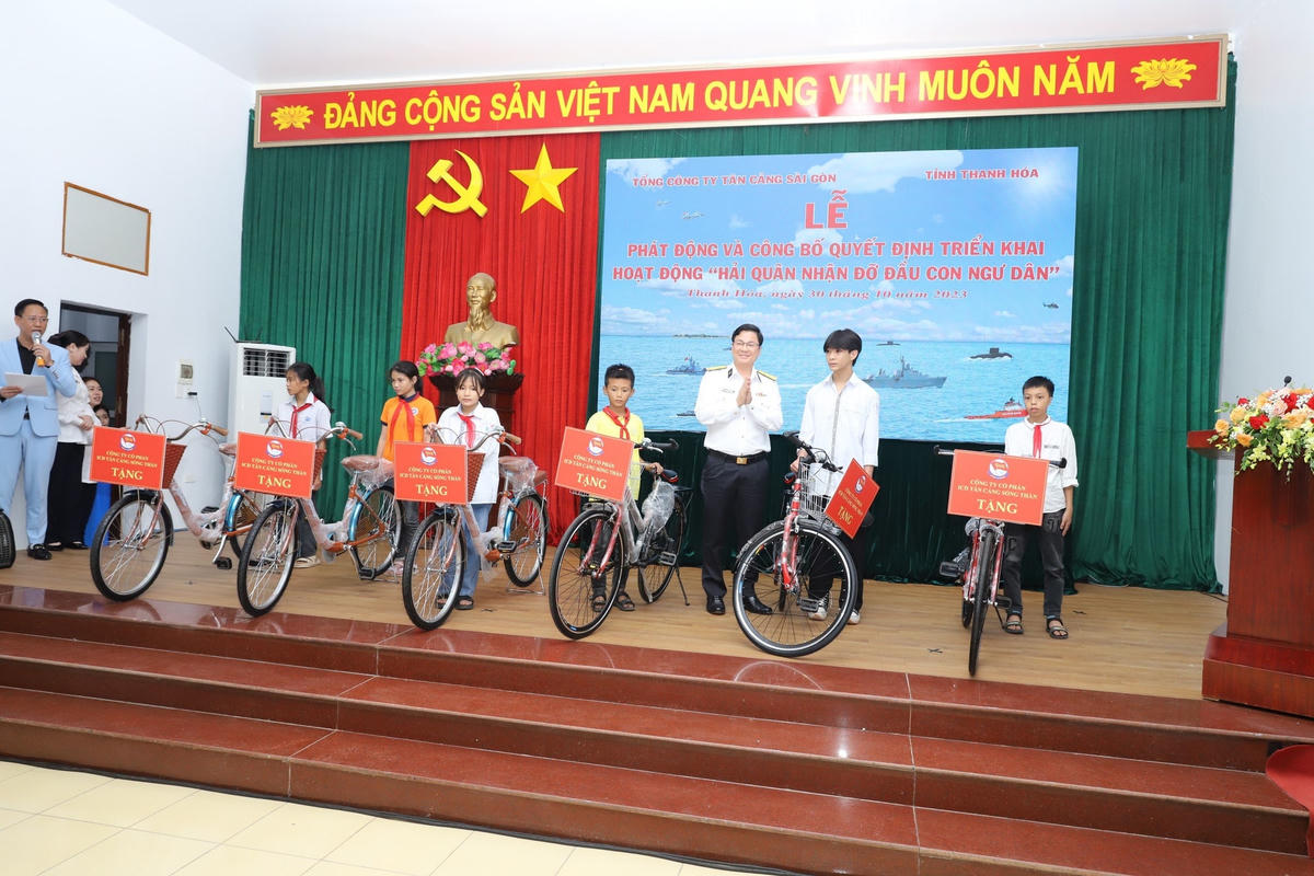 6 em nhận xe đạp để làm phương tiện tới trường.