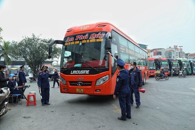 Lực lượng thanh tra kiểm tra xe khách trước khi xuất bến.
