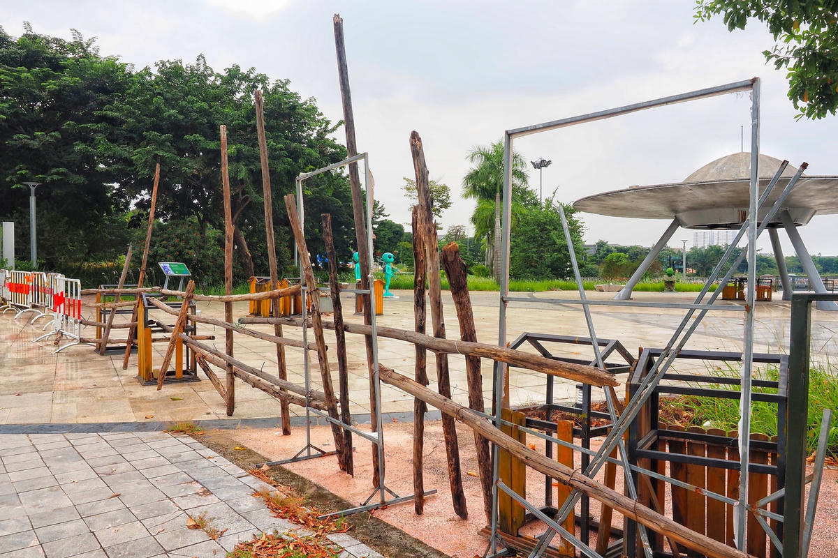 Theo ghi nhận của PV Báo Đại Đoàn Kết Online, phía bên trong công viên nhiều hạng mục đã hoàn thành. Phía bên ngoài tất cả lối vào công viên đều bị chặn bằng barie, cành cây khô.