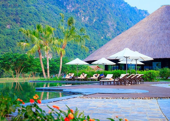 Khu du lịch Kim Bôi cũng là điểm đến lý tưởng cho du khách khi đặt chân đến Hòa Bình. Được thiên nhiên ưu ái, Kim Bôi sở hữu nguồn nước khoáng tự nhiên, trong vắt, nhiệt độ tại suối khoáng thường được duy trì trong khoảng từ 34 đến 36 độ C.