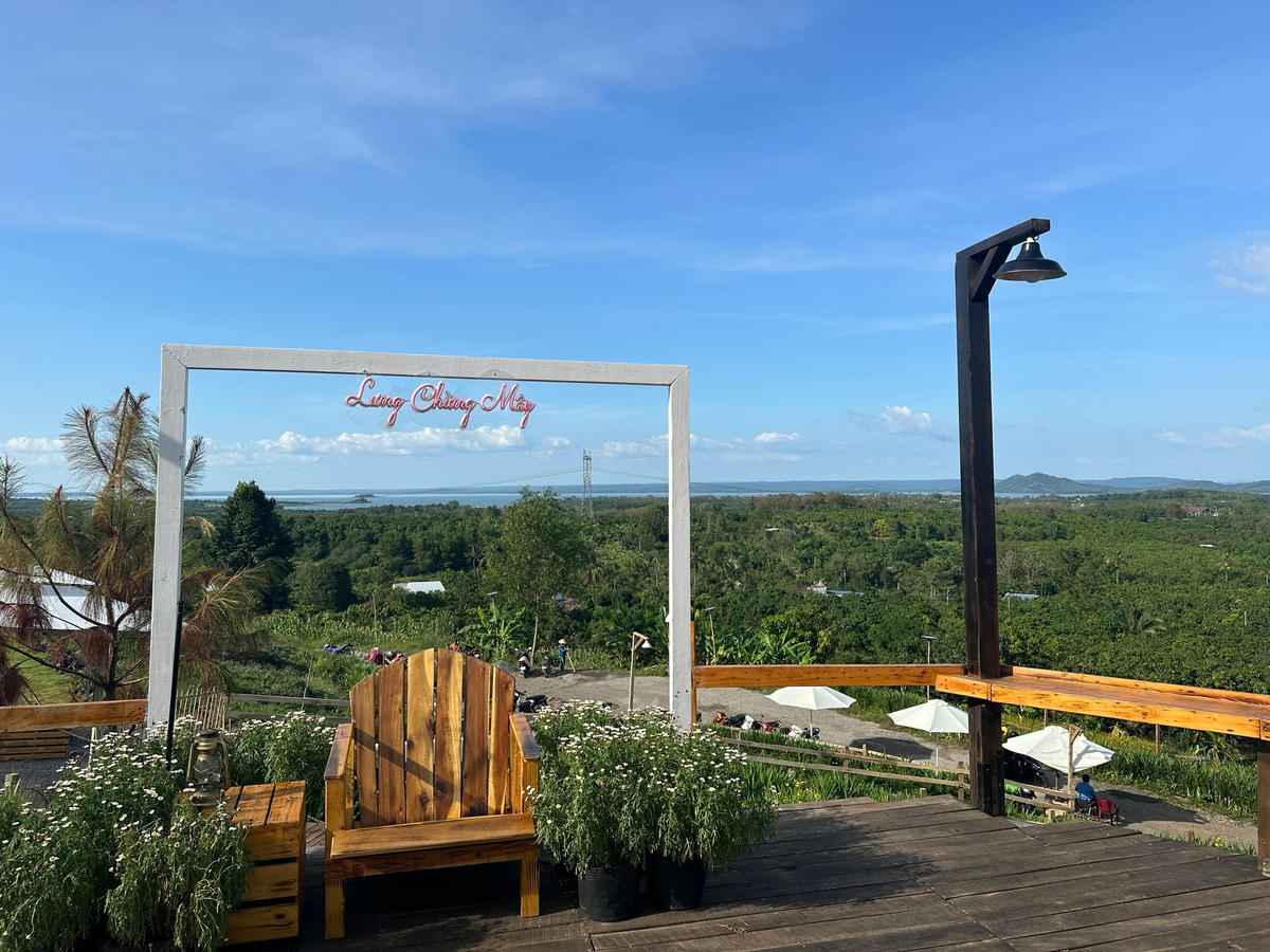 Khu du lịch thu nhỏ này có view hướng ra vùng lòng hồ Trị An, địa phận huyện Định Quán. Ảnh: Mạnh Thìn.