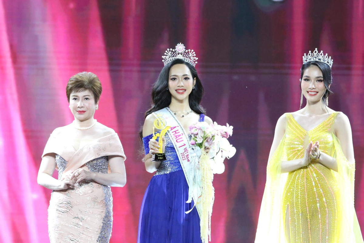 Á hậu Phương Anh là khách mời trao vương miện cho Á hậu 1 Trịnh Thùy Linh trong đêm chung kết Hoa hậu Việt Nam 2022. 