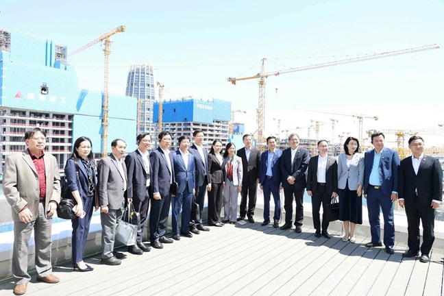 Phó Chủ tịch - Tổng Thư ký Ủy ban Trung ương Mặt trận Tổ quốc Việt Nam Nguyễn Thị Thu Hà đi thăm Khu mới Hùng An.