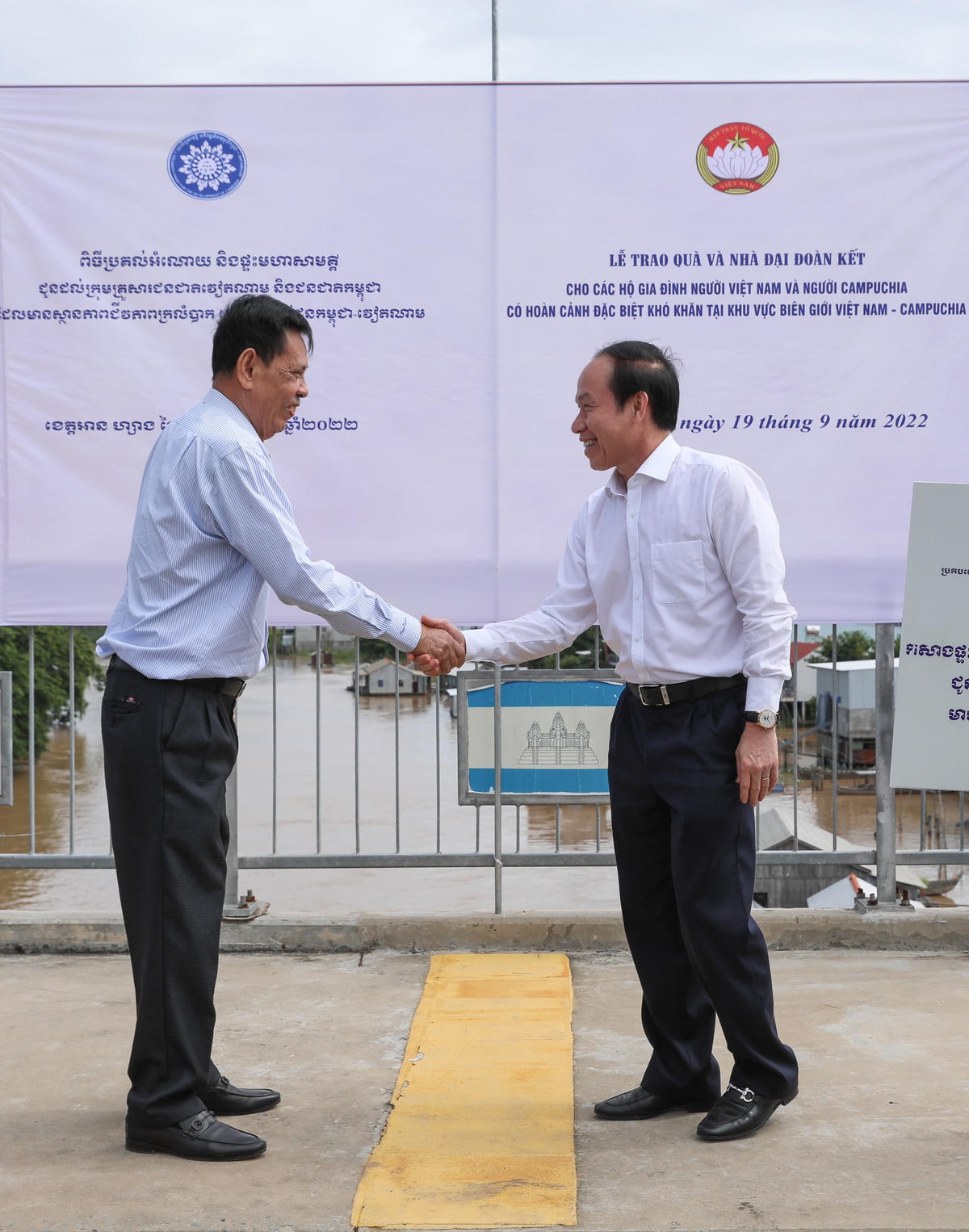 Ông Lê Tiến Châu, Ủy viên Trung ương Đảng, Phó Chủ tịch – Tổng Thư ký UBTƯ MTTQ Việt Nam và Ông Nhem Valy, Ủy viên Trung ương Đảng Nhân dân Campuchia, Phó Chủ tịch Thường trực kiêm Tổng Thư ký Hội đồng quốc gia Mặt trận đoàn kết phát triển Tổ quốc Campuchia.