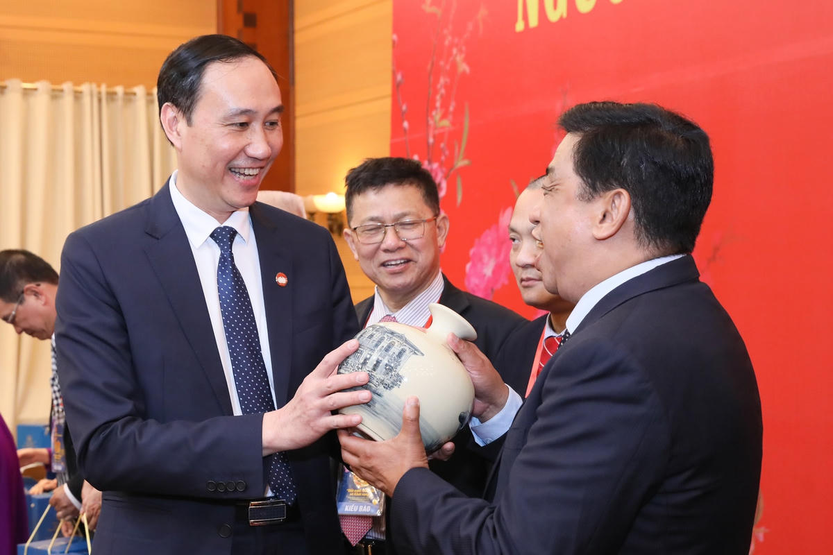 Phó Chủ tịch Phùng Khánh Tài tặng quà các kiều bào tiêu biểu năm 2022.