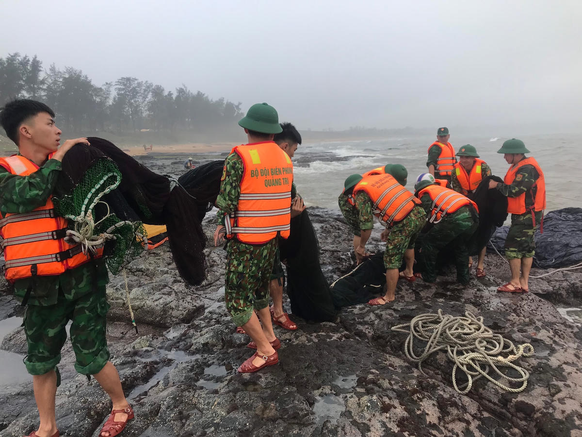 Đồn Biên phòng Cửa Tùng huy động lực lượng ứng cứu tàu cá gặp nạn.
