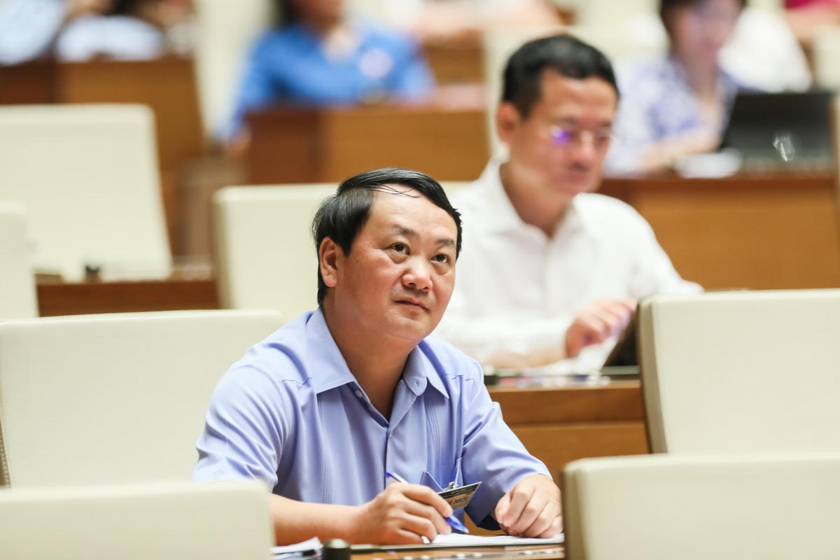 Ông Hầu A Lềnh, Bộ trưởng, Chủ nhiệm Uỷ ban Dân tộc lắng nghe bà Trà đề cập về vấn đề công chức (Ảnh: Quang Vinh).