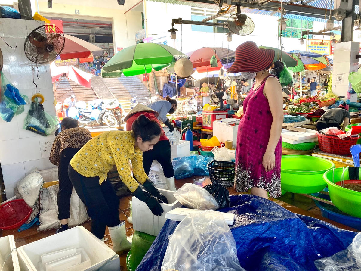 Quảng Ninh: Khách du lịch rủ nhau mua hải sản, tiểu thương 'đóng thùng xốp' mỏi tay