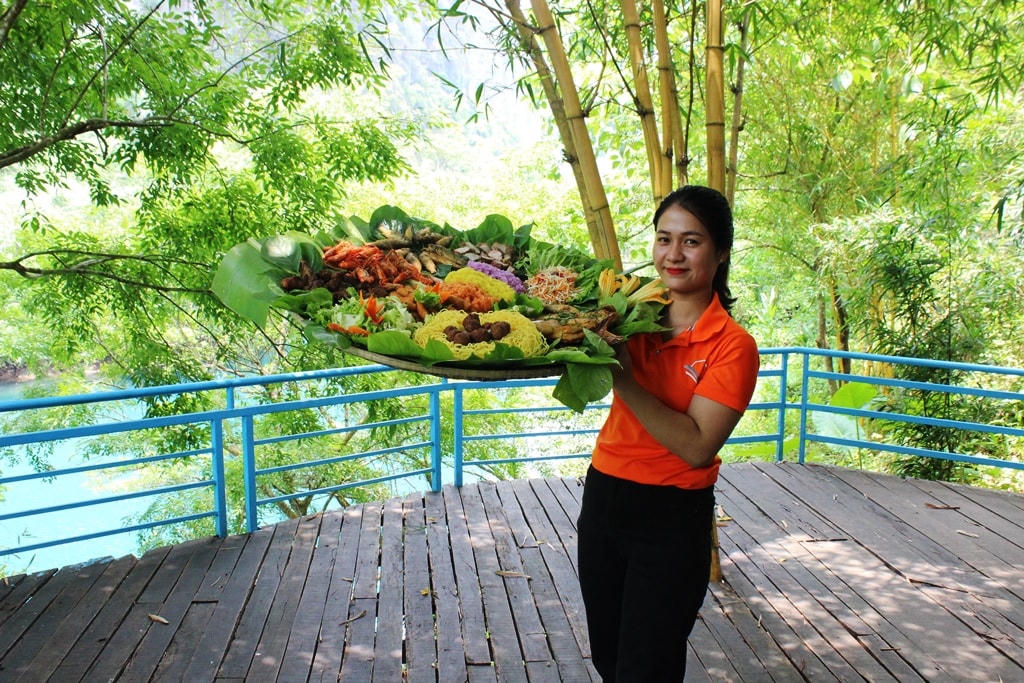 Chị Thanh Thảo giới thiệu các món ăn của Khu du lịch Sông Chày Hang Tối.