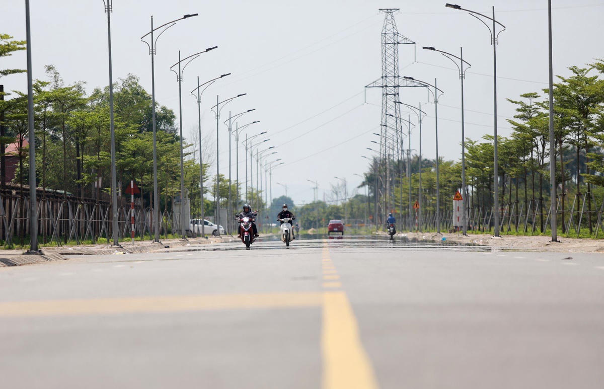 Những ngày vừa qua, tại Hà Tĩnh nhiệt độ duy trì ở ngưỡng cao từ 38 độ C đến 41 độ C. Theo dự báo, do ảnh hưởng của vùng áp thấp nóng phía Tây kết hợp với hiệu ứng phơn nên trong những ngày tới Hà Tĩnh tiếp tục duy trì nắng nóng gay gắt, có nơi đặc biệt gay gắt.